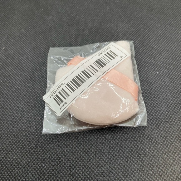 🍀 3/$15 Soft Pink Triangle Makeup Sponge Applicator - Picture 2 of 5